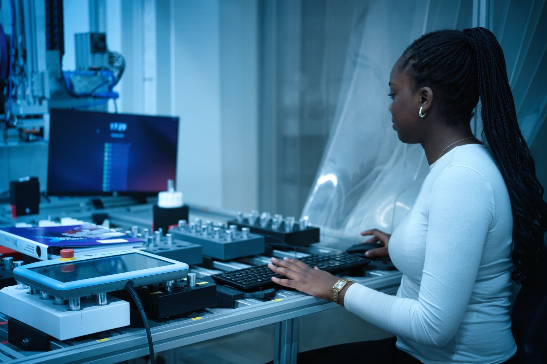 RWTH Researchers working on battery system